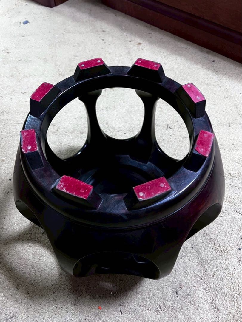 黒い木製丸型椅子