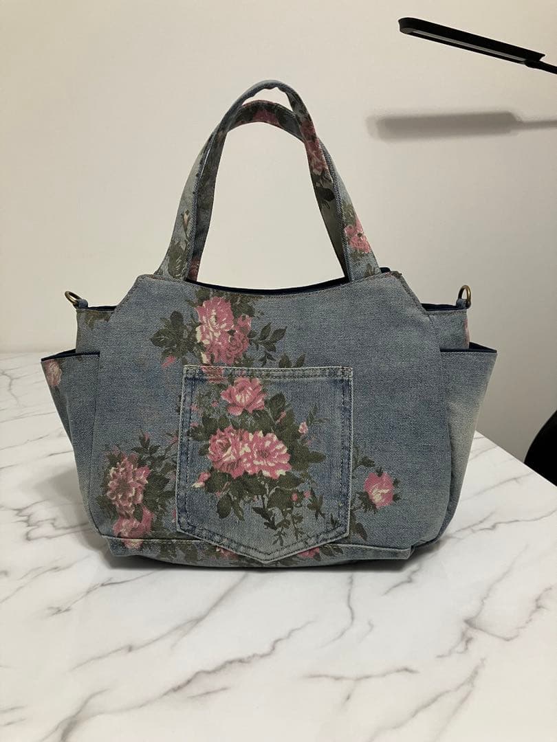 1065 大きめ花柄デニムリメイクバック　ハンドメイド