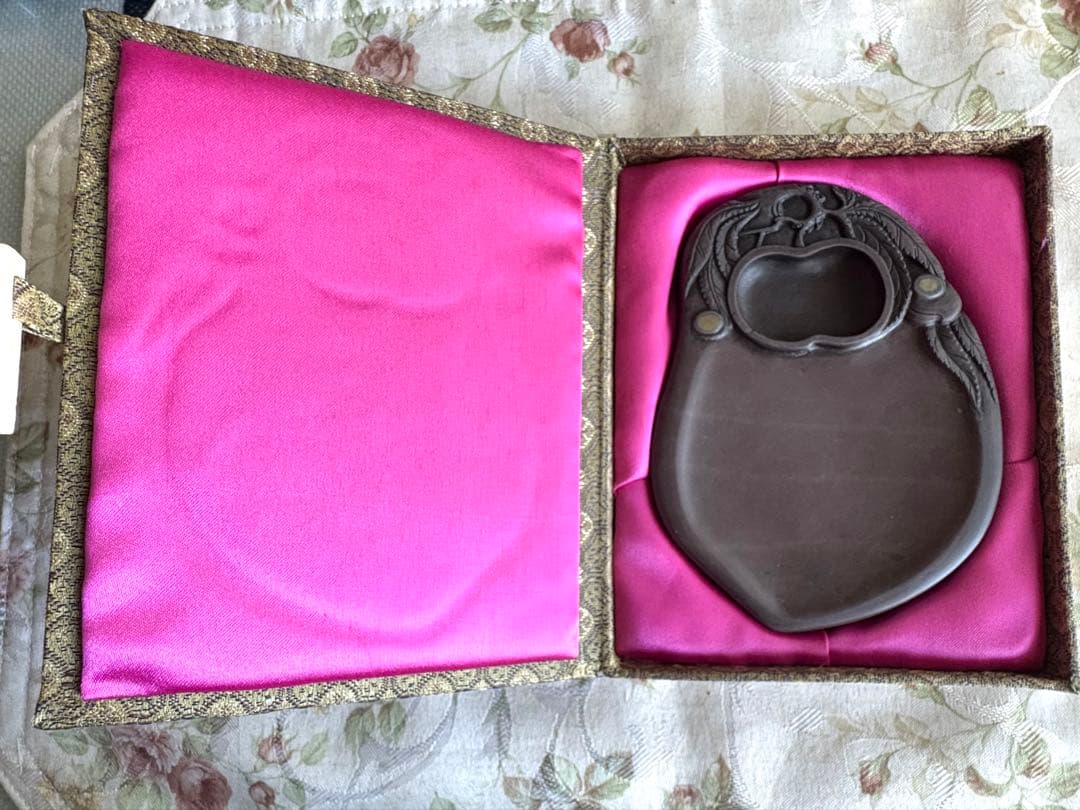 銘硯端硯　もも　彫刻　眼二つ　新品未使用品