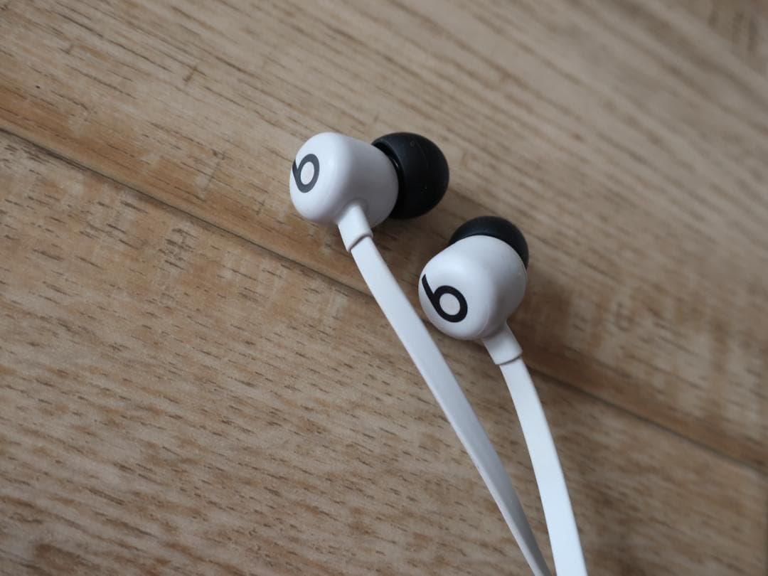 ★人気 ビーツフレックス ワイヤレスイヤホン beatsFlex 新品イヤピ付白