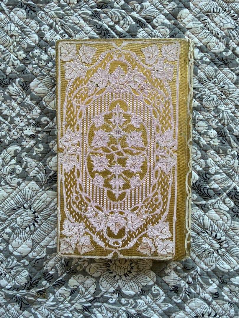 フランスアンティークロマンティック本ピンクとゴールドの箔押し古書