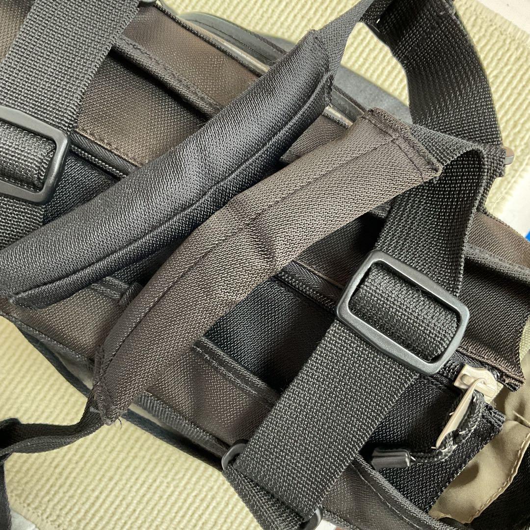 【美品】BENETTON カメラショルダーバッグ 多機能ポケット付き