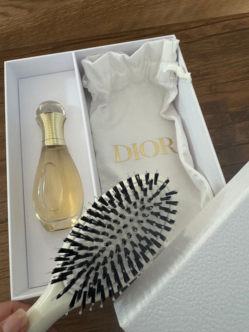 DIOR プラチナ会員　ヘアブラシ&ヘアミスト<ショッパー付き>