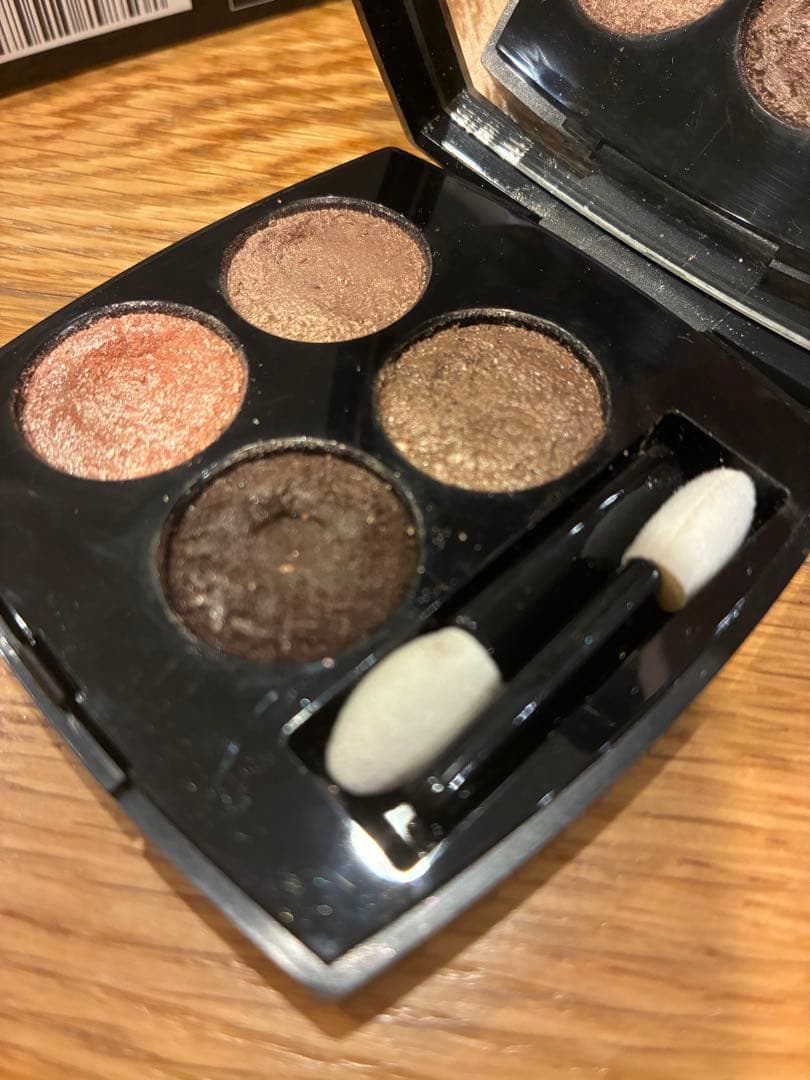 CHANEL レキャトルオンブル　ツイード 04 ブランエローズ　アイシャドウ