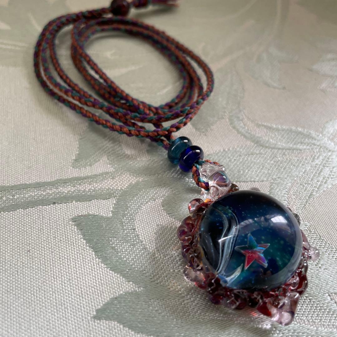 ハンドメイド 蜻蛉玉　星のモチーフ ネックレス　宇宙ガラス