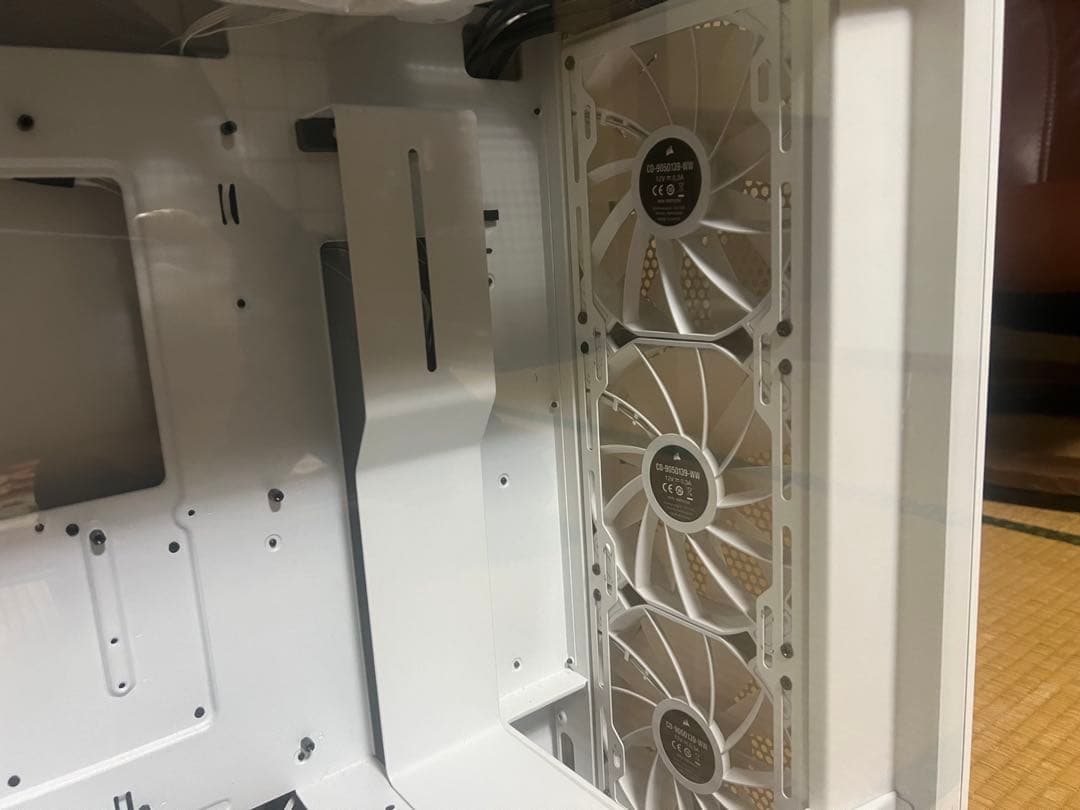 NZXT H7 Flow: 白ケース　Corsair SP140 x6基ファン