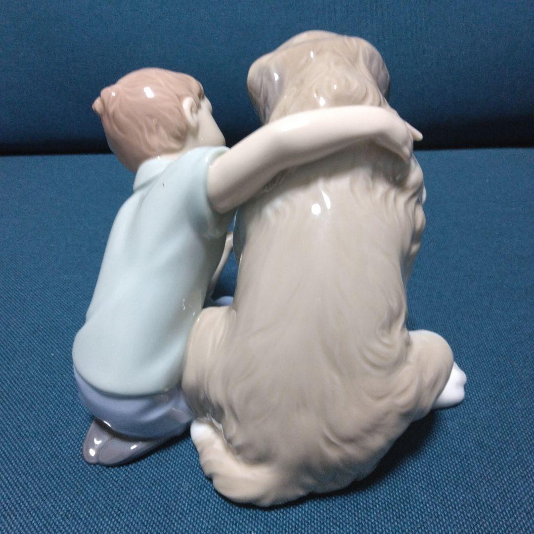 NAO 犬と少年の陶器フィギュア