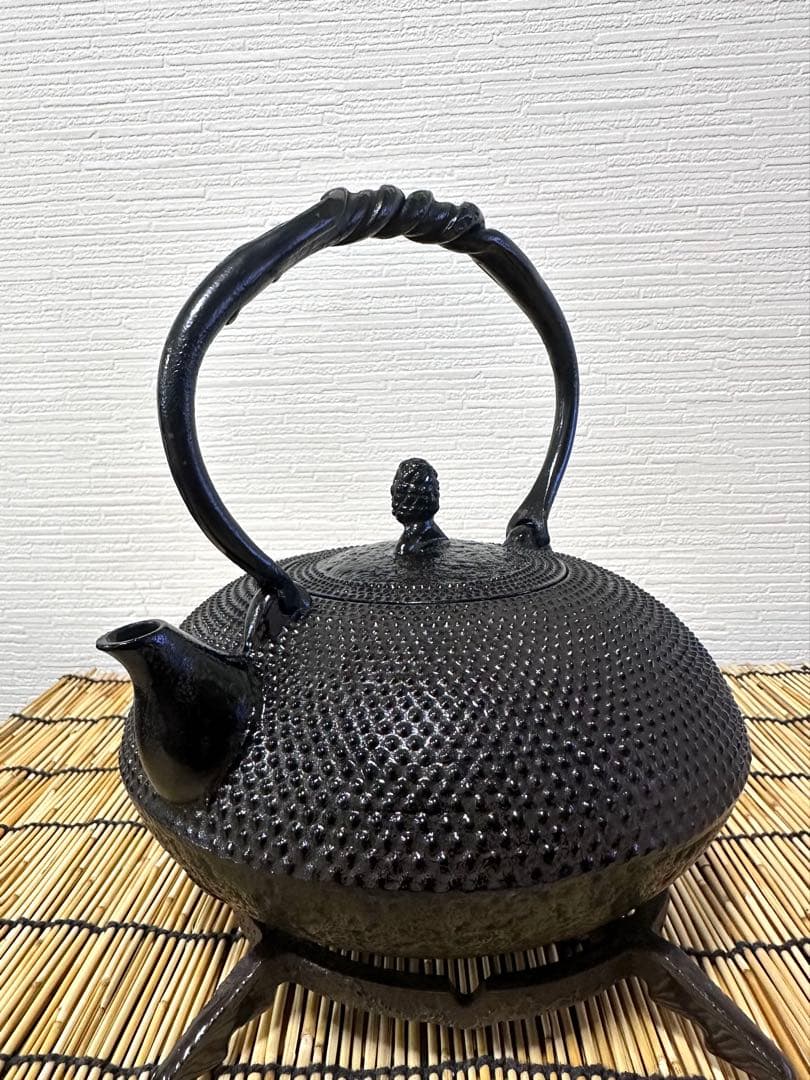未使用品、供箱付　南部名工金秀 及春鋳造捻鉉算盤形アラレ南部鉄瓶　南部鉄器　鉄瓶