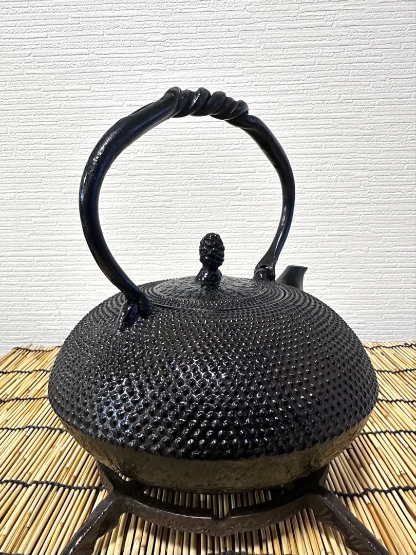 未使用品、供箱付　南部名工金秀 及春鋳造捻鉉算盤形アラレ南部鉄瓶　南部鉄器　鉄瓶