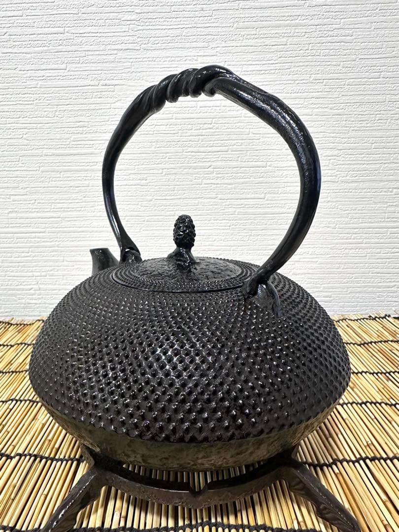 未使用品、供箱付　南部名工金秀 及春鋳造捻鉉算盤形アラレ南部鉄瓶　南部鉄器　鉄瓶