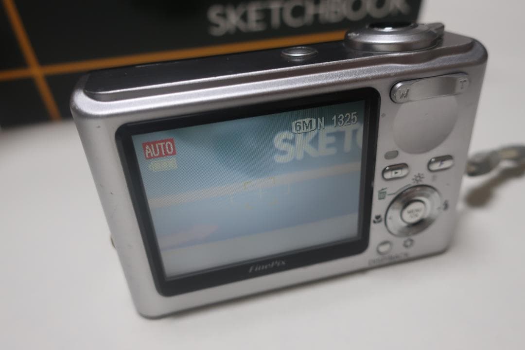 FinePix F11　コンパクトデジタルカメラ 600万画素