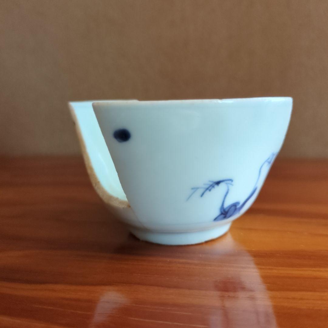 青い花模様の磁器の器　初期伊万里の陶片
