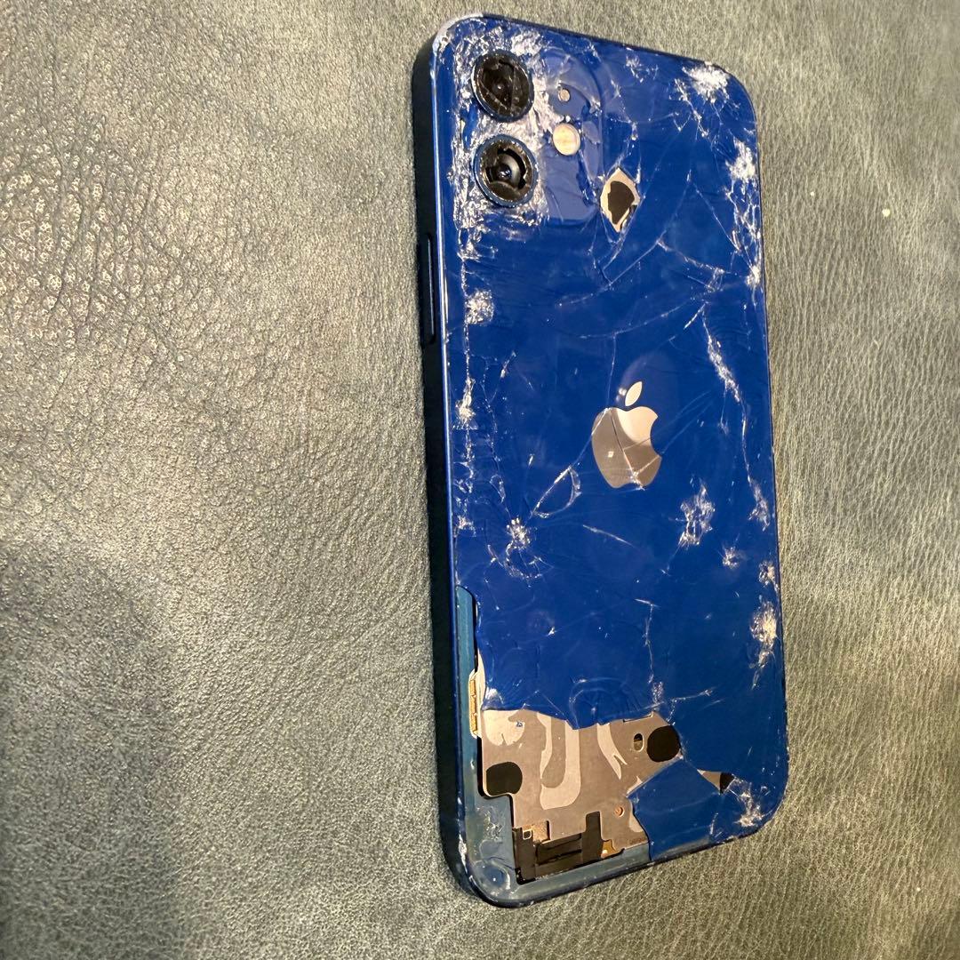 iPhone 12 青 背面割れ