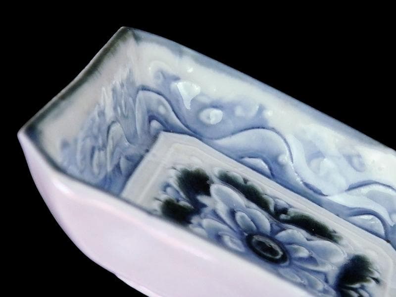 瀬戸　伊万里　染付　陽刻　波に花の図　四方角豆皿　E668AS-DCw
