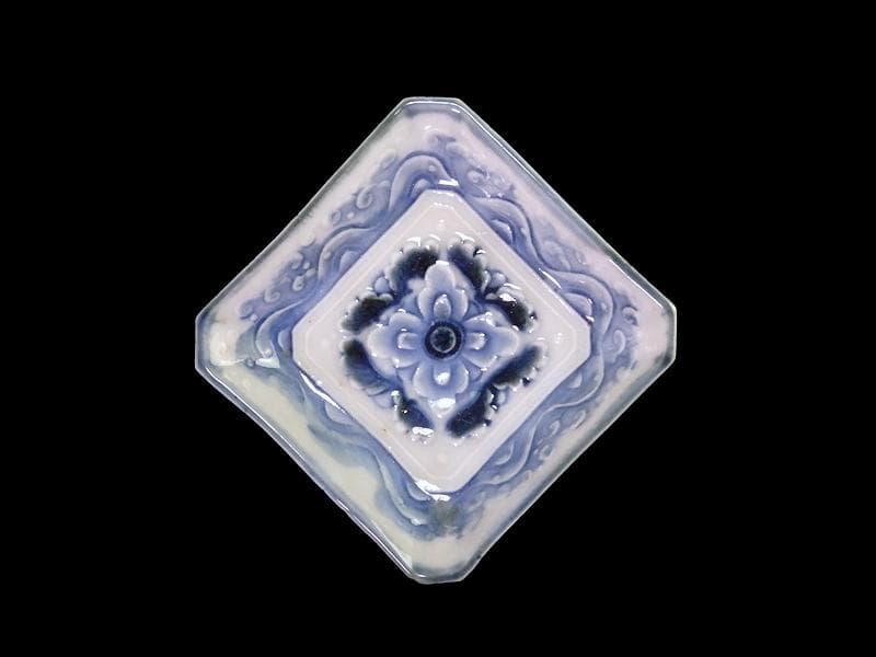 瀬戸　伊万里　染付　陽刻　波に花の図　四方角豆皿　E668AS-DCw