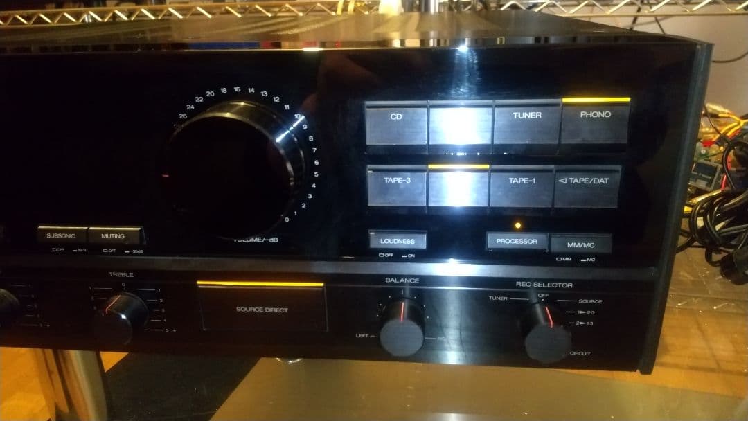 C*s様 SANSUI AU-α607 プリメインアンプ 右前インシュレータ外れ