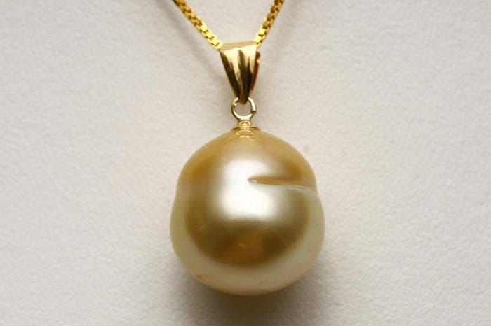 南洋白蝶真珠ペンダントトップ　16×14mm　ナチュラルゴールドカラー　K18製