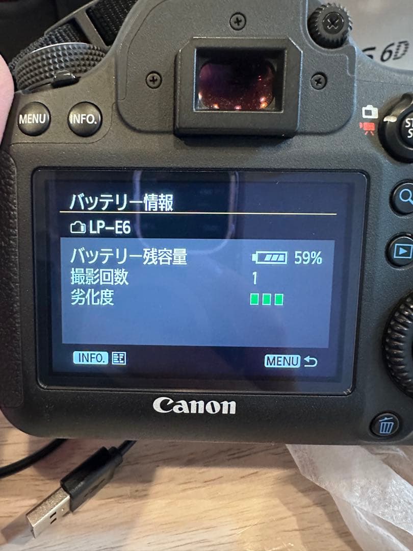 Canon EOS 6D デジタル一眼レフカメラ　単焦点レンズ付き