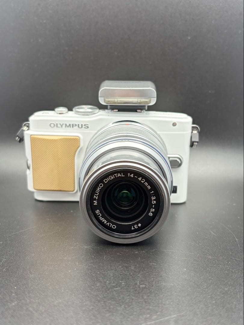 OLYMPUS ミラーレス一眼 ホワイト 充電器付き