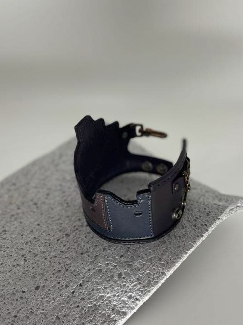 夜の建物工場バングル　黒　レザー　革　バングル　ハンドメイド　手作り
