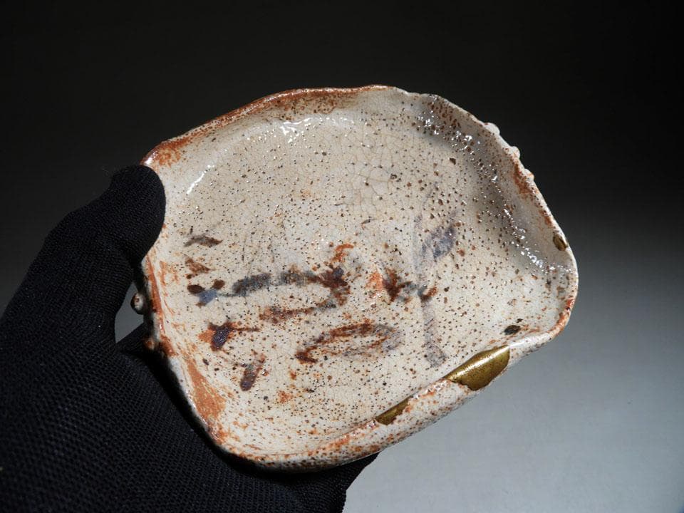 ●古志野 志野焼 美濃焼 角皿 四方皿 金継ぎの景色 黄布 合箱 14㎝程度角