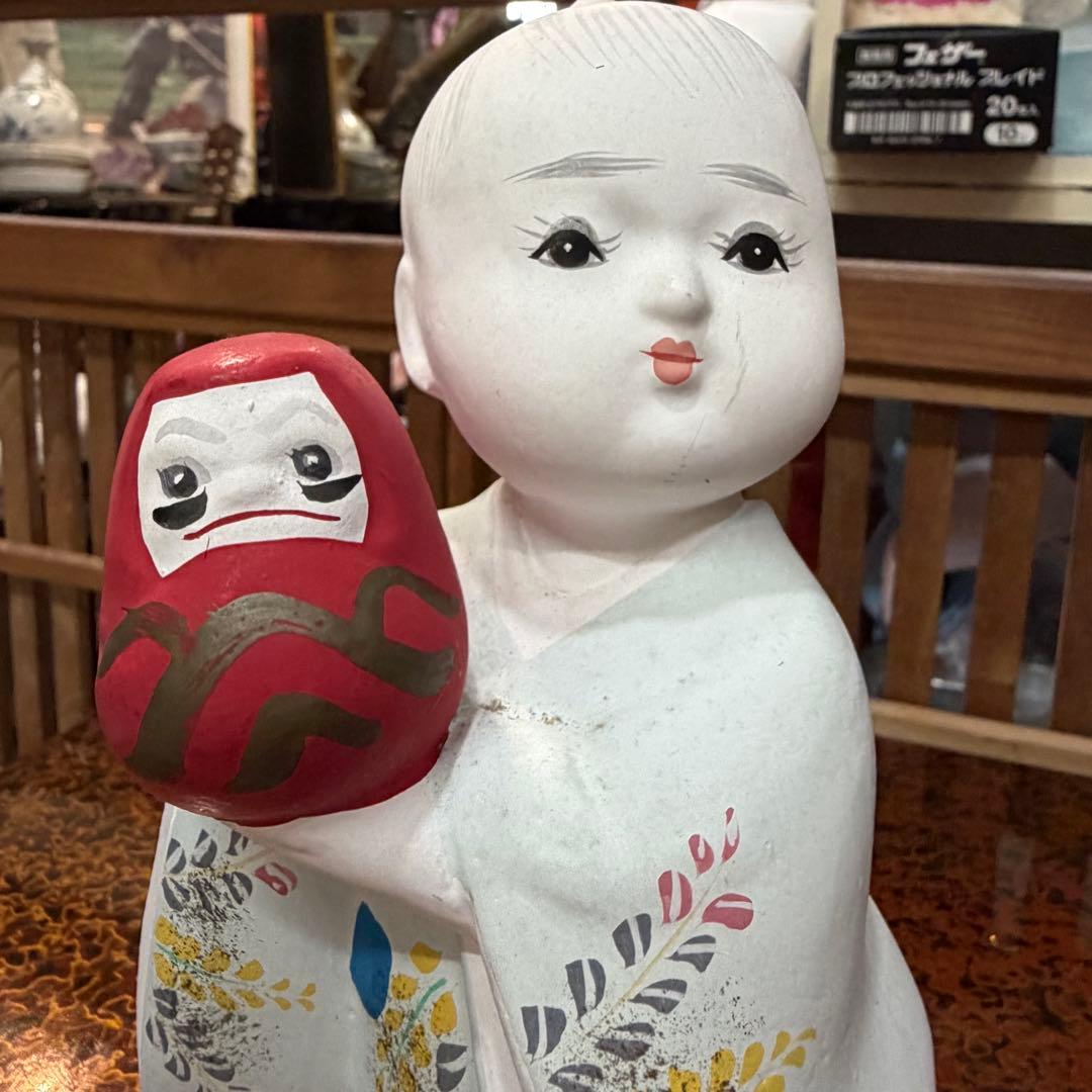 だるまを抱っこの子供と郵便配達員の陶器人形セット とても可愛い めちゃ安