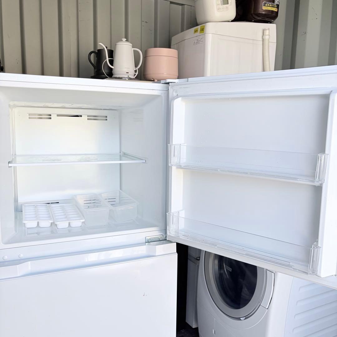 運搬取付無料！ホワイト純正whirlpool明るい庫内で収納上手シンプル冷蔵庫！