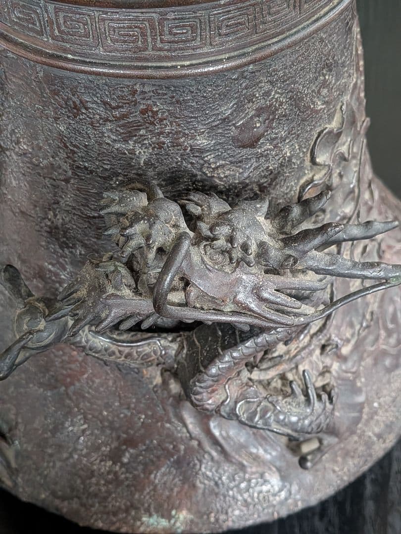 金属製ドラゴン彫刻花瓶