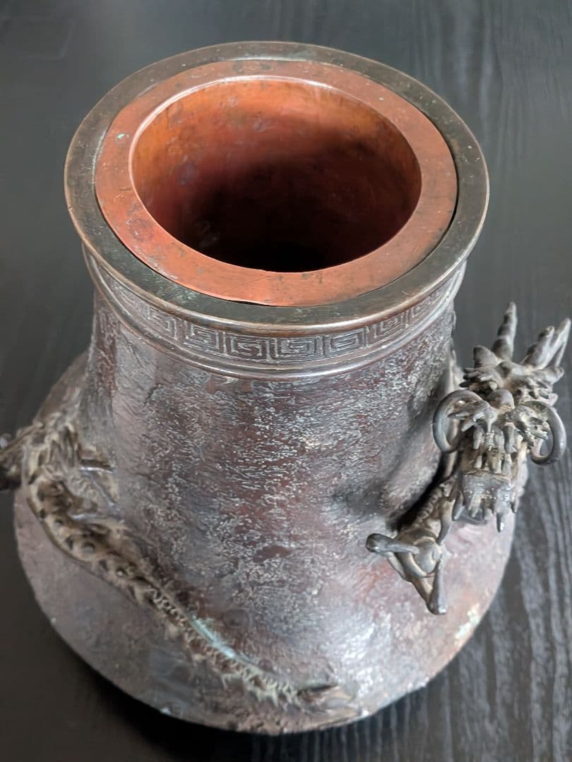 金属製ドラゴン彫刻花瓶