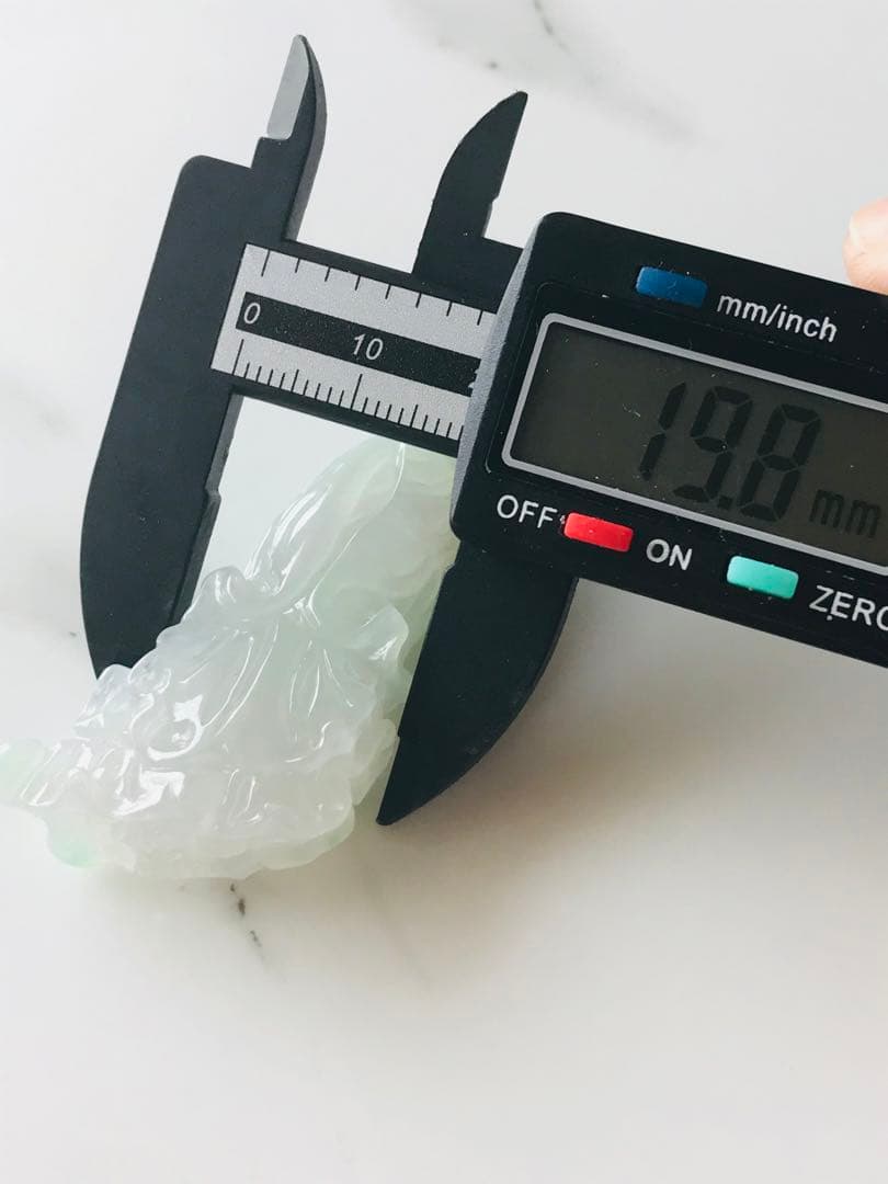 翡翠　ミャンマー産　彫刻