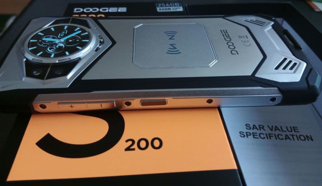 DOOGEE S200 　　　　　　　　　　　32GBRAM 256GBROM