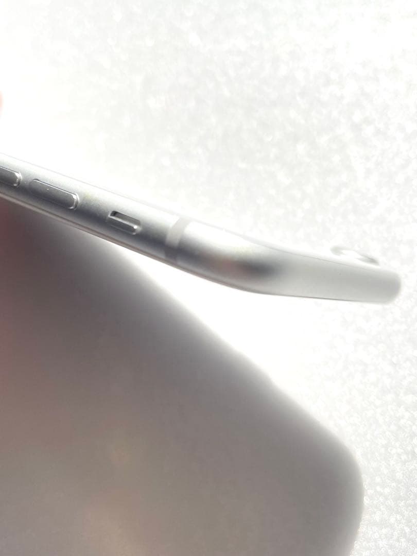 超美品　バッテリー100%　Apple iPhone 8 64GB　au