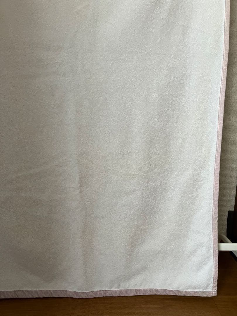 「穏やかな猫タオルケット」カネコアヤノ