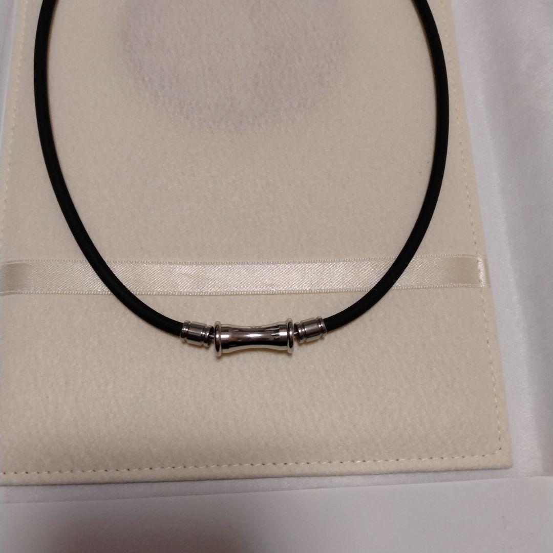 シンプルな黒いラバーネックレス