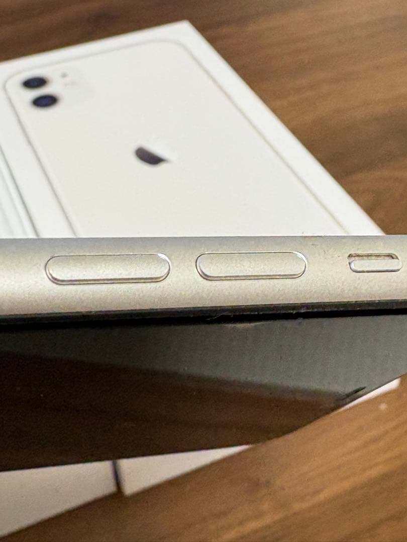 iPhone 11 128GB ホワイト 美品 カメラレンズ破損あり 動作良好