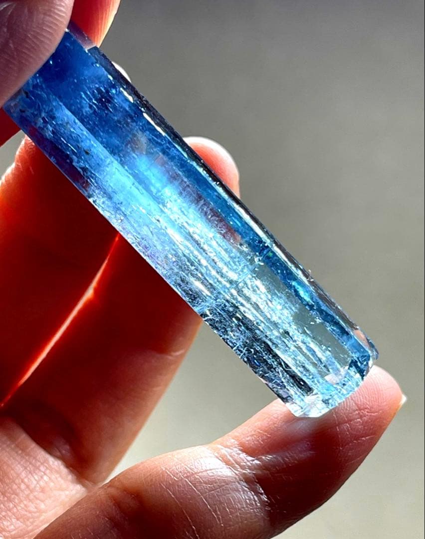 ベトナム産アクアマリン 単結晶 50.10ct超希少 バイカラー レインボー内包