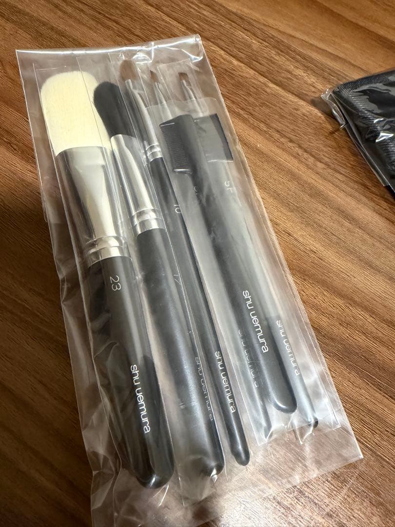 新品未使用‼️シュウウエムラ‼️ブラシセット　メイク道具　収納ポーチ付き