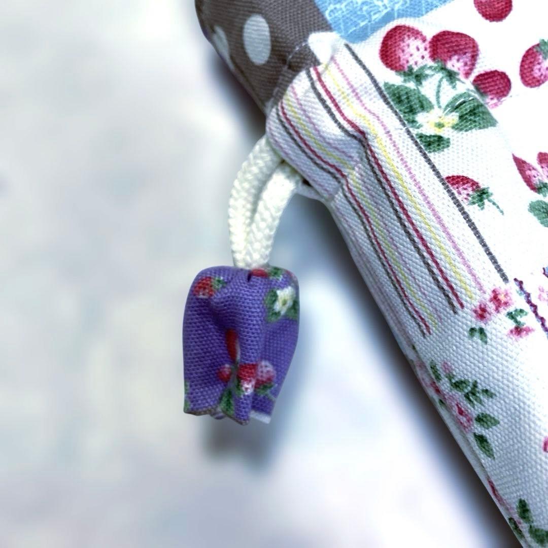 大きめ巾着トートバッグ　パッチワーク柄　いちごと小花　ハンドメイド
