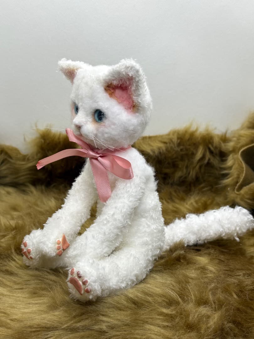 A猫 白猫のアートドール【ハンドメイド 人形 猫 ぬいぐるみ