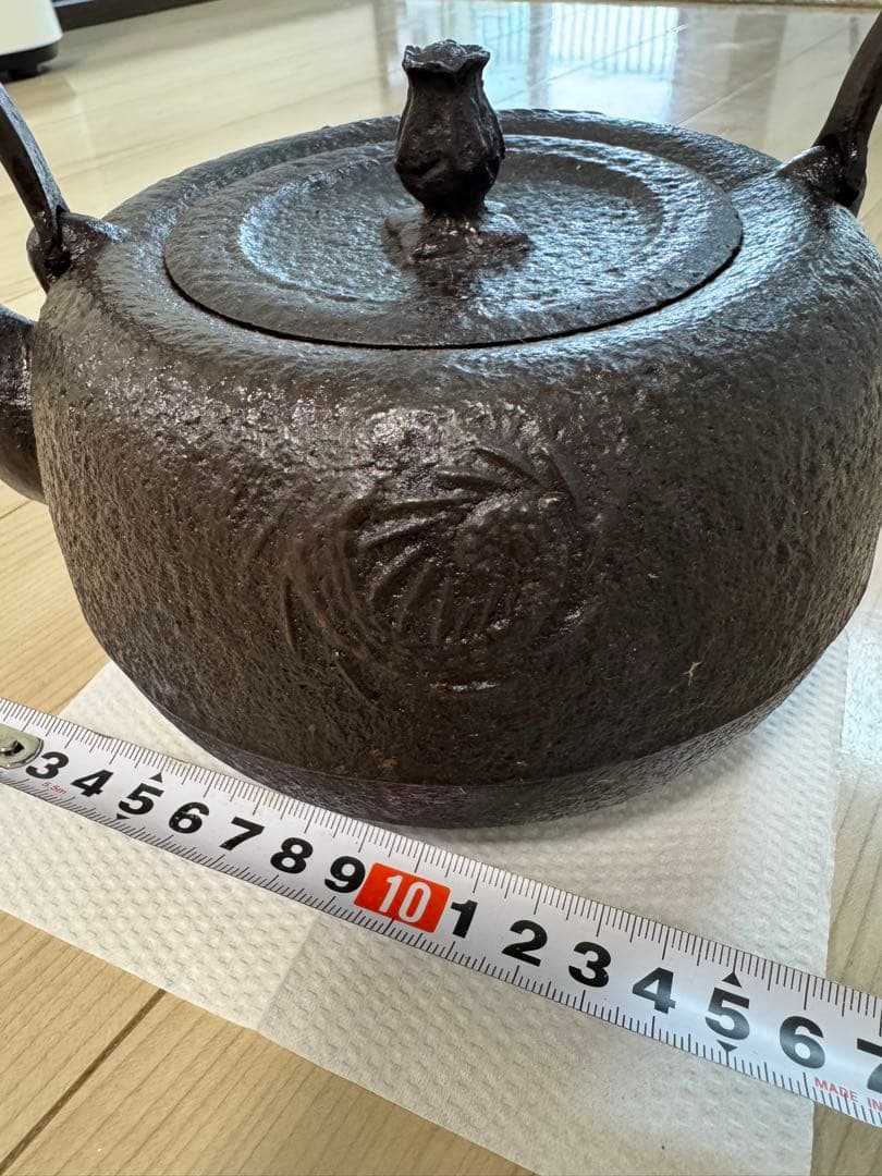 年代物（岩户印）ドラゴン彫刻の鉄瓶 直径約18cm