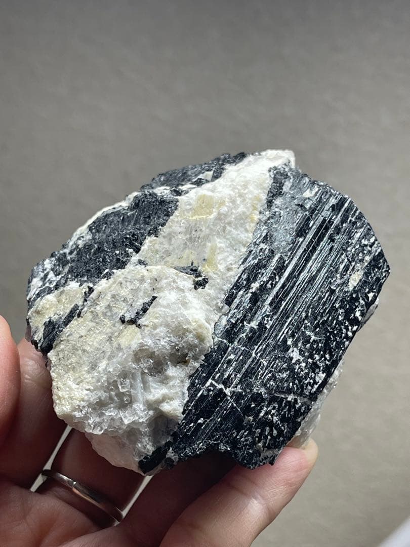 ベトナム産 ブラックトルマリン共生結晶標本 215g
