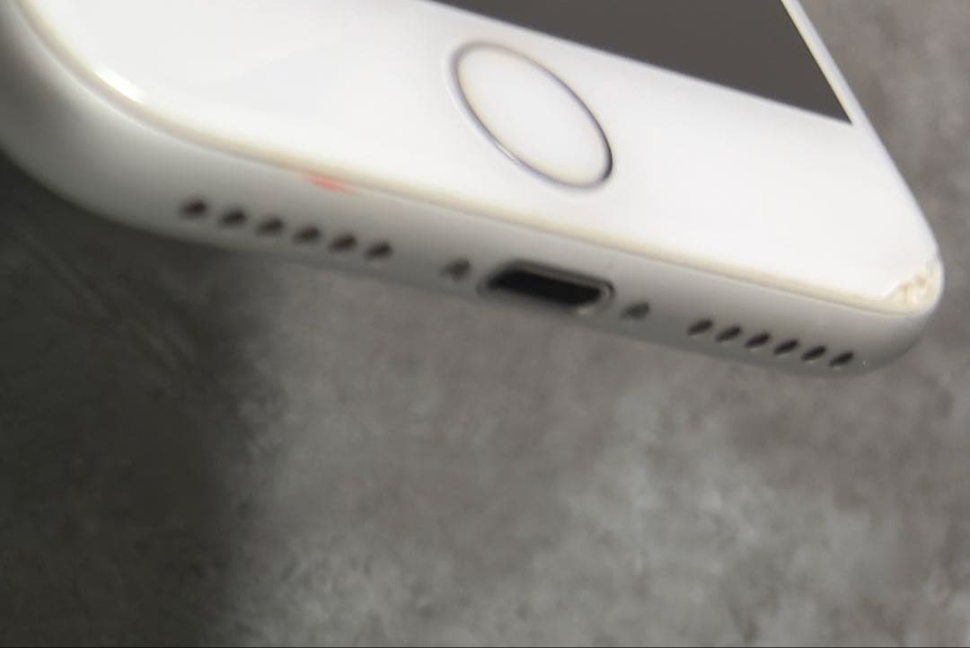 Apple iPhone8本体（ライトニング接続EarPods同梱）