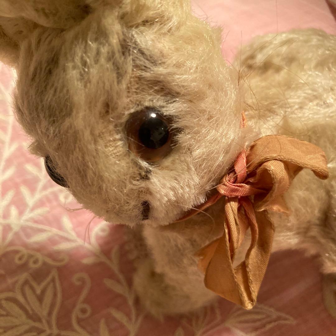 ベージュのウサギぬいぐるみ