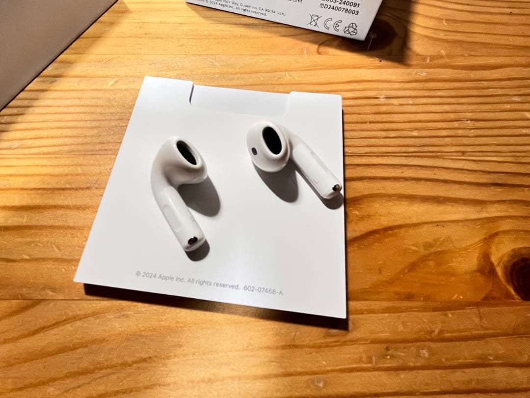 Apple AirPods 4 （ノイキャンなし）本体とケース