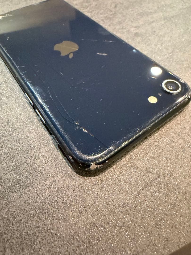 Apple iPhone se 128GB 第３世代　ブラック　背面ひび割れ