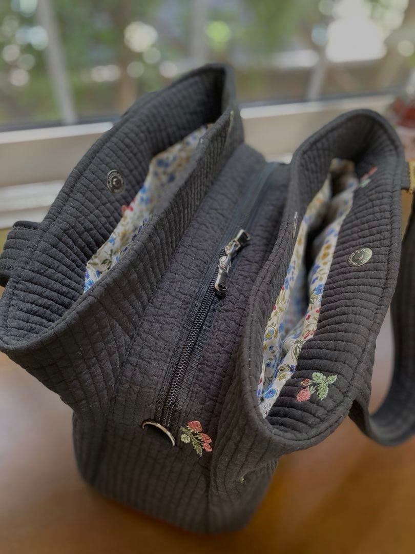 ブラック×いちご　3ルームズバッグ　ヌビバッグ　ハンドメイド