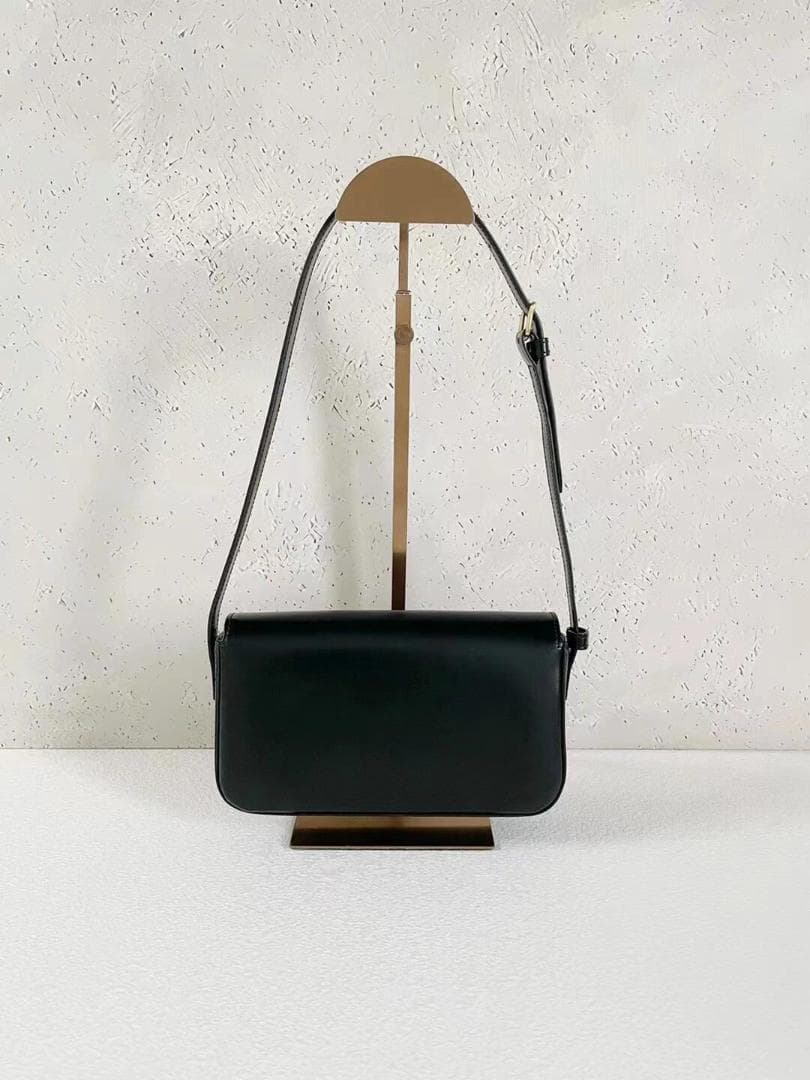【極美品】ブラックレザー ゴールド金具 スクエアショルダーバッグ