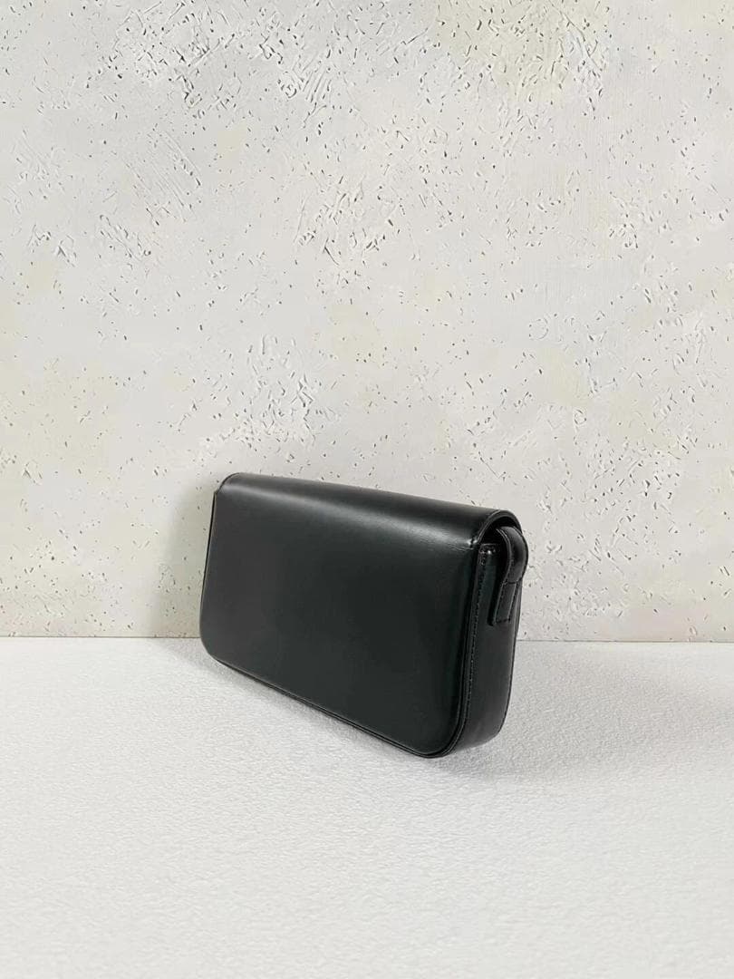 【極美品】ブラックレザー ゴールド金具 スクエアショルダーバッグ