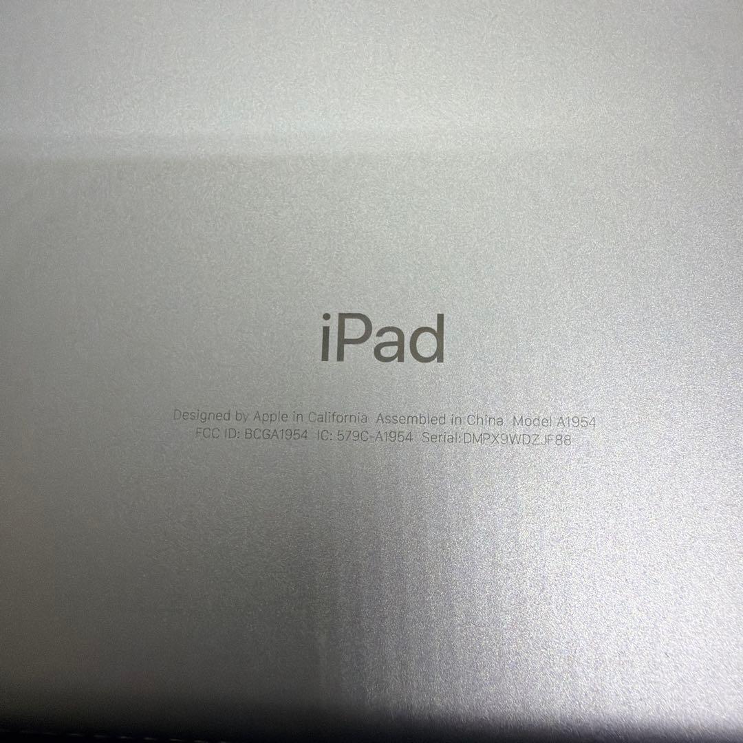 液晶美品　iPad シルバー 本体 USBケーブル付き　A1954