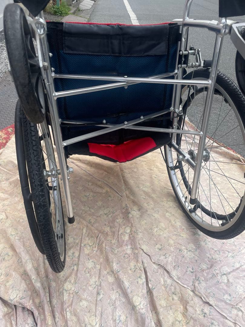 赤と黒の介助用車椅子　カドクラ　kadokura タイヤ、チューブ交換済み